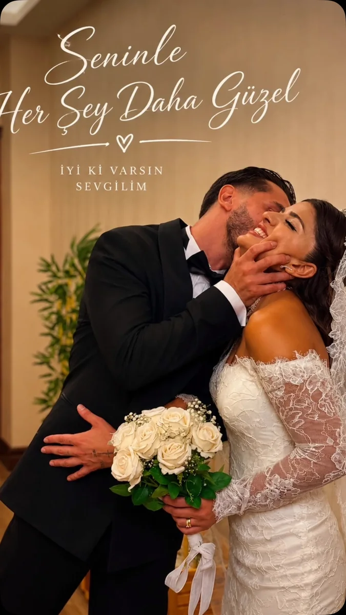 Gelinlikli çiftin çiçek buketiyle çekilmiş düğün fotoğrafı
